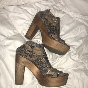 Bed Stu wooden heel platform